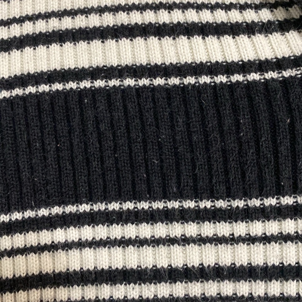 🟢 Clearance- Tommy Hilfiger sweater V neck size Large NWT - Picture 4 of 4